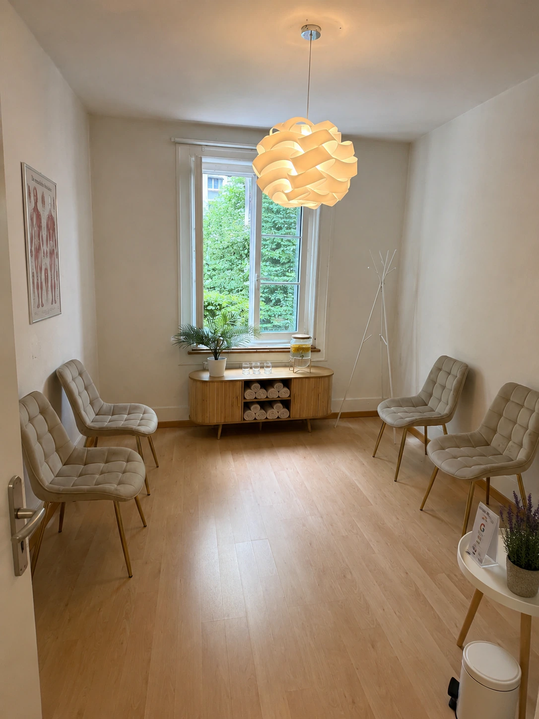 Wartebereich im Massage Zentrum Thun mit vier Sesseln, Sideboard und Fenster